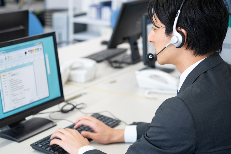 コールセンターで働く男性