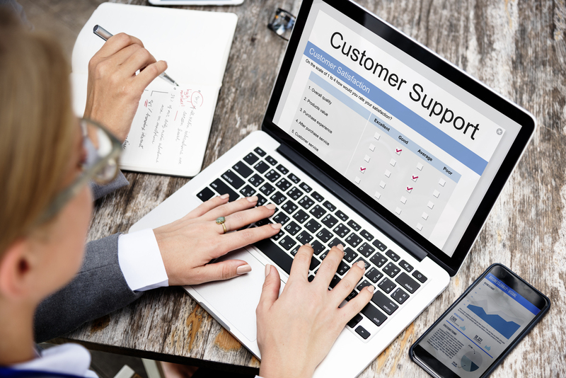 パソコンを操作する女性