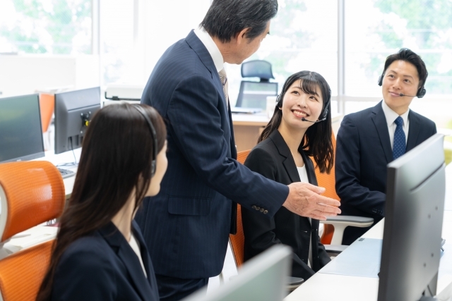 笑顔で話をしているコールセンターの社員たち