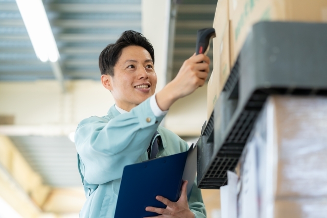 在庫チェックをする男性