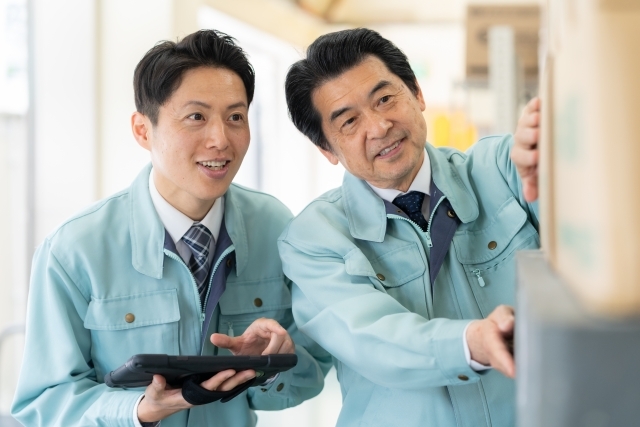 笑顔で在庫確認をする人たち