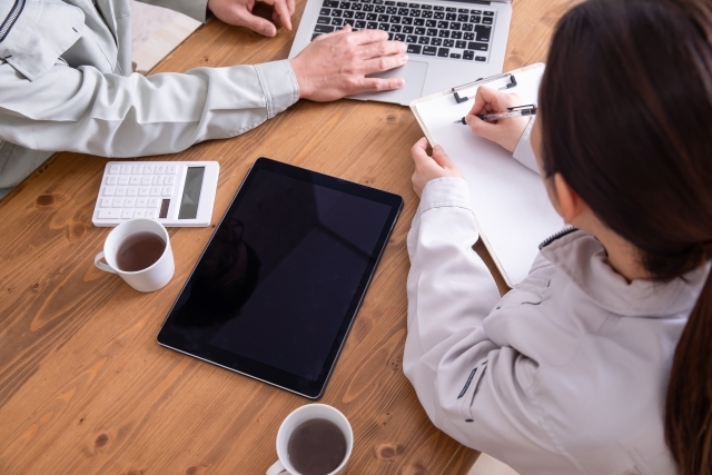 ツールを検討する作業員