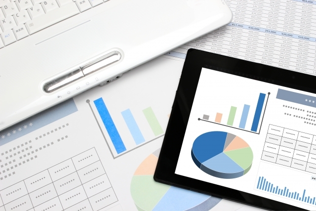 PCとタブレットに表示されたグラフ