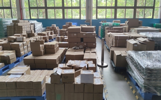 倉庫に積み上げられた在庫