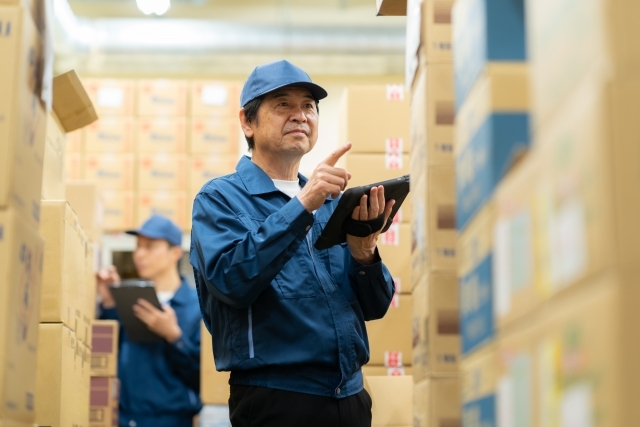 在庫チェックをする人