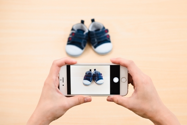 子供靴をスマホで撮影する様子