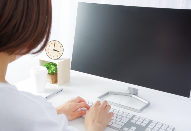 パソコンを操作する女性