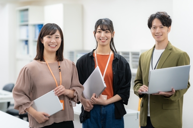 オフィスでパソコンを持つ男女