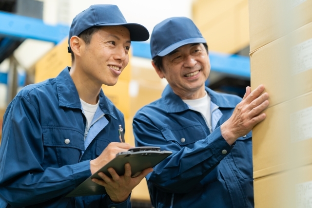 在庫をチェックする人