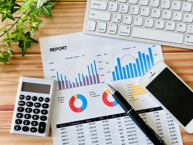 パソコンと資料が置かれた机