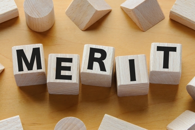 MERITと書かれた木のブロック