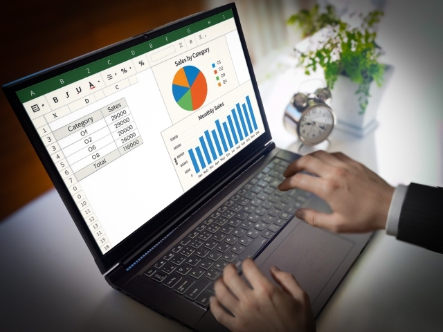 Excelでデータを分析している様子