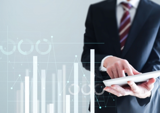 タブレットを操作している男性