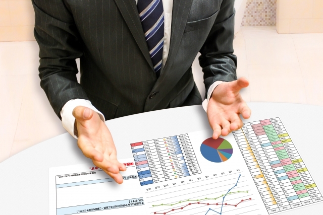 資料をもとに説明している人