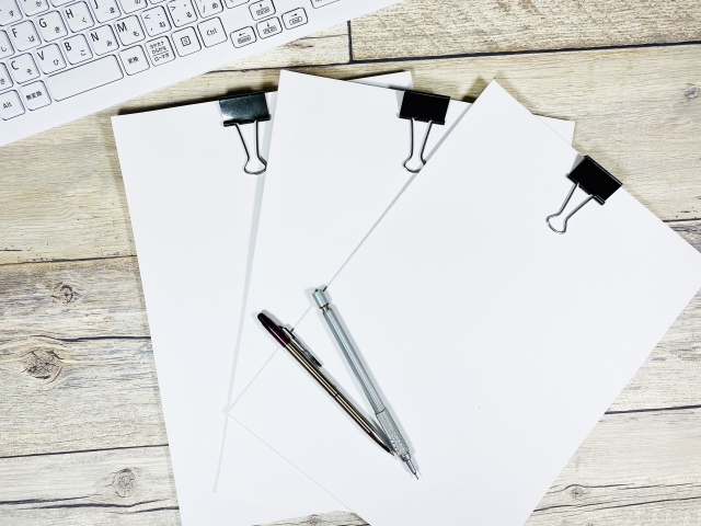 クリップでとじられた書類