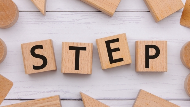 STEPの文字が書かれた木のブロック