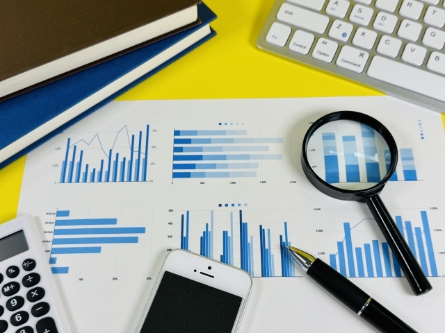 PCの前で書類を作成している様子