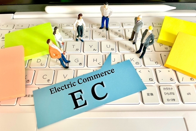 :ECと書かれた吹き出しと人形