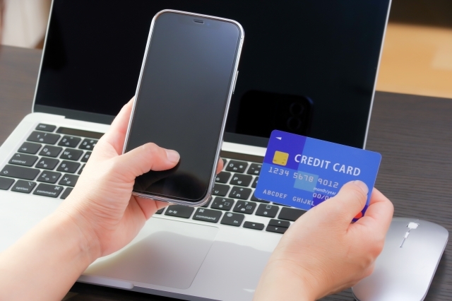 スマホで買い物をする人