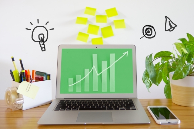 パソコンと右肩上がりのグラフ