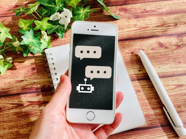 スマホの画面に表示されたチャットボット