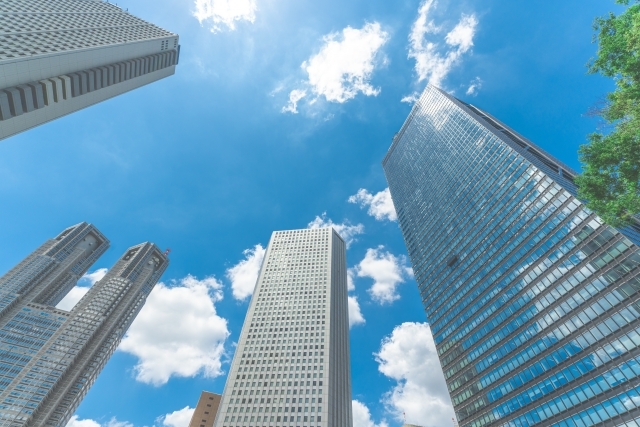 新宿のビル群と青空