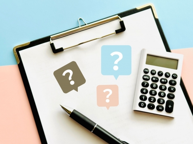 電卓とバインダー、ボールペン