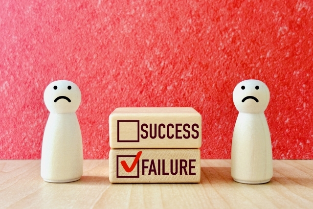 人形と失敗の文字が書かれた積み木