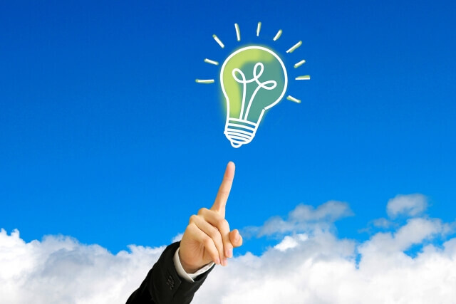 指の先に浮かぶ電球マーク