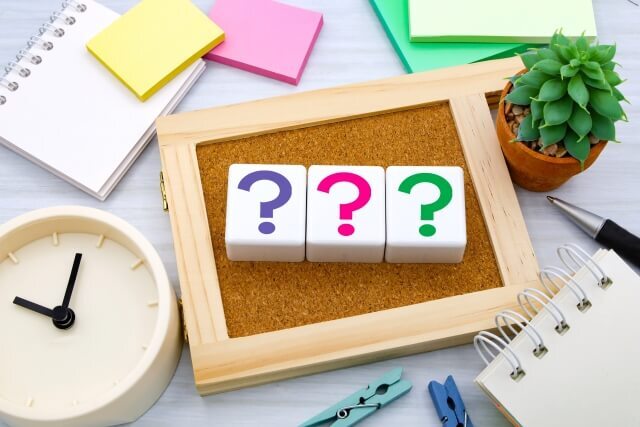 机の上に置かれた小物類