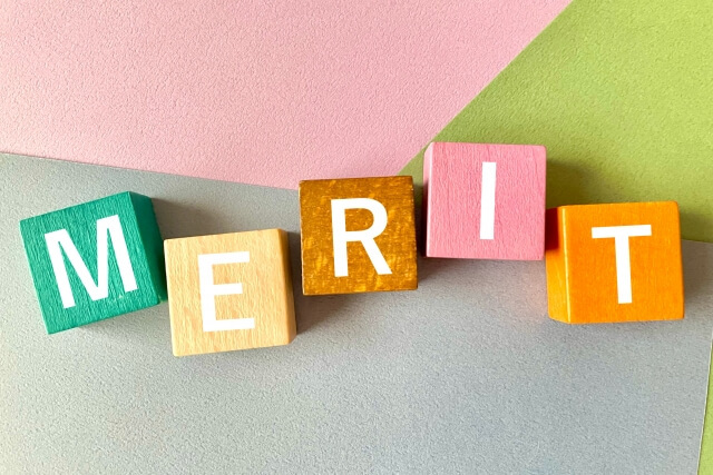 メリットの文字が描かれたブロック