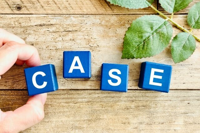 デメリットの文字が描かれたブロック