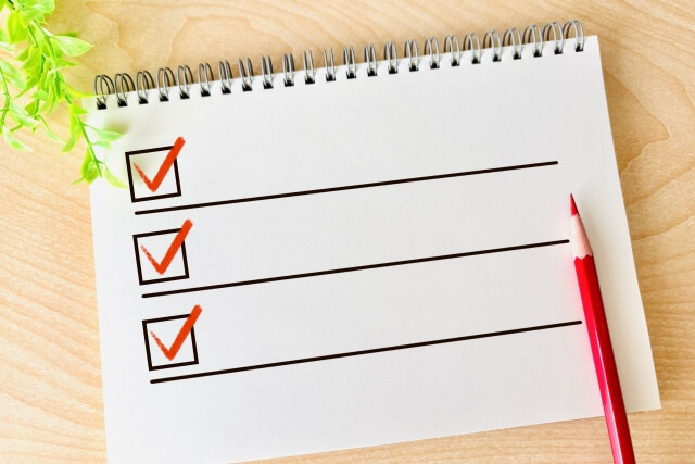 チェックマークが書かれたノート