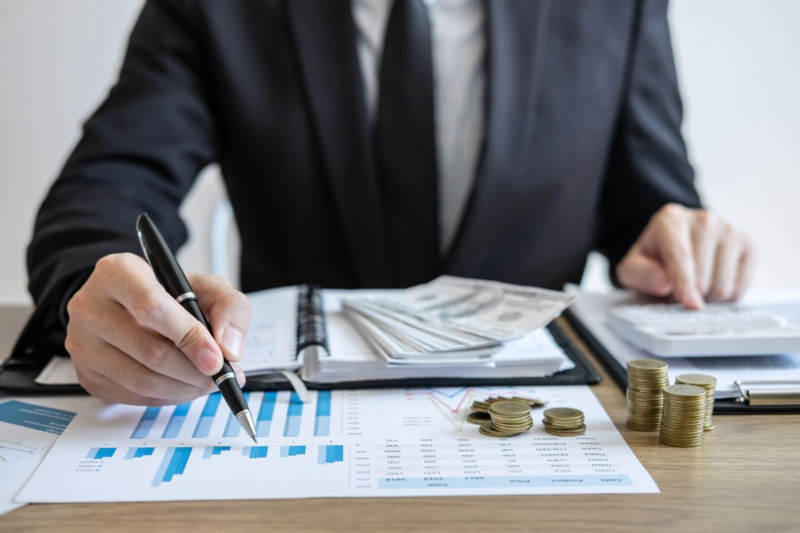 資料を見ながら計算する男性