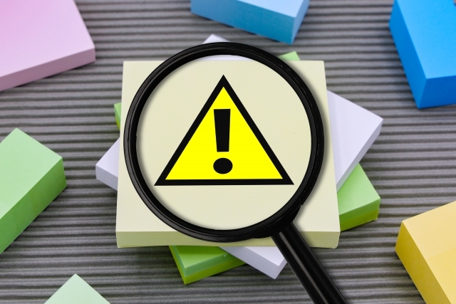 注意マークと虫眼鏡