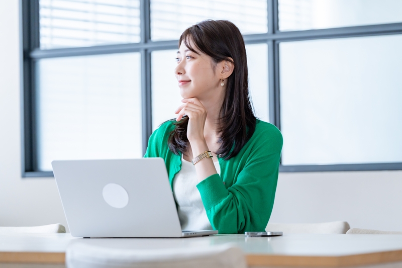PCの前で考える女性