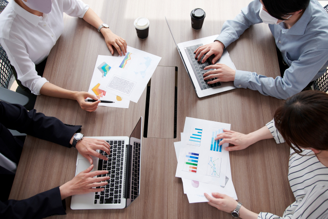 会議をする人たち